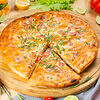 Фото к позиции меню Пицца с колбасками и пепперони закрытая