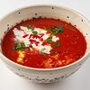 Фото к позиции меню Томатный суп с креветками, Страчателлой и базиликом
