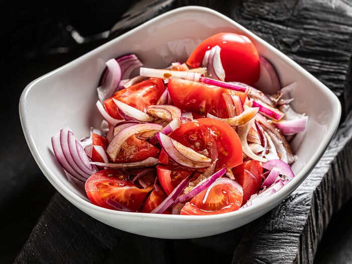 Салат с узбекскими томатами и красным луком