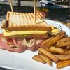 Фото к позиции меню Клаб-сэндвич Сыр-бекон с фри и соусом