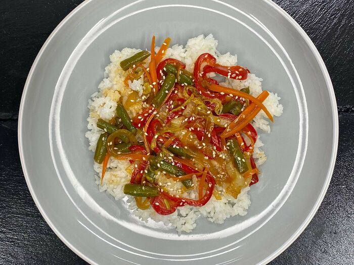 Wok рис с овощами в терияки соусе