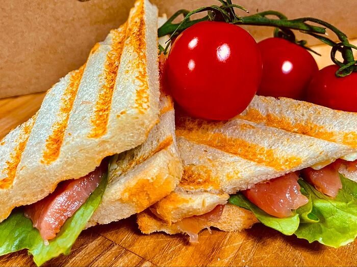 Сэндвич со слабосоленой семгой