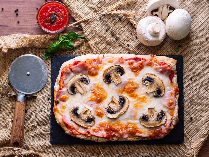 Пицца на римском тесте с ветчиной и грибами