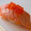 Фото к позиции меню Суши с опалённым лососем и красной икрой