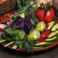 Ассорти из свежих овощей с зеленью