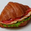 Фото к позиции меню Сэндвич из круассана с копченой индейкой