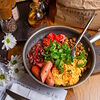 Фото к позиции меню Омлет из трех яиц с сосисками, фасолью и грибами
