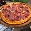 Фото к позиции меню Пицца с салями на красном соусе