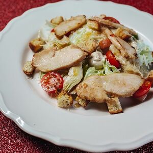 Салат с курицей, артишоками и томатами