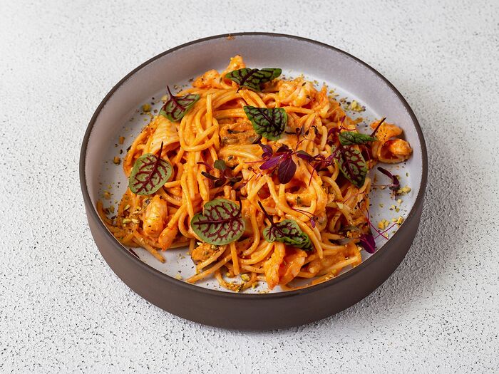Спагетти с кальмаром, креветками и мидиями