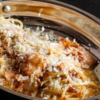 Спагетти карбонара в сливочном соусе с окороком