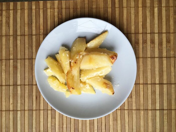 Картофельные дольки, запечённые с лимоном