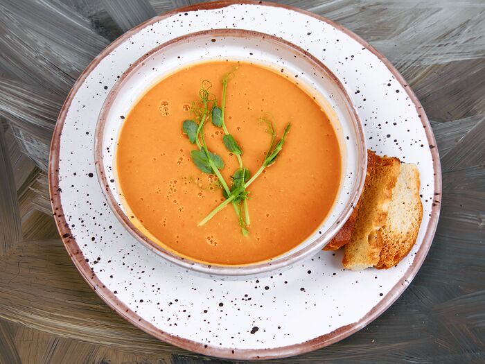 Крем-суп из чечевицы с хрустящими гренками