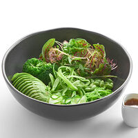 Зеленый салат с кунжутным дрессингом