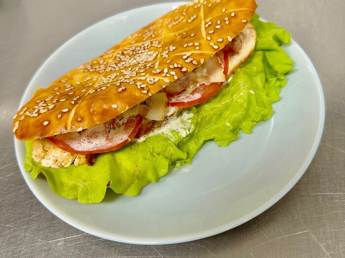 Сэндвич на сдобной булке с беконом и курицей гриль