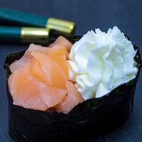Суши гункан сливочный лосось