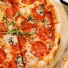 Фото к позиции меню Пицца с пепперони и голубым сыром