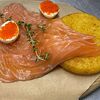 Фото к позиции меню Ломтики лосося с картофельным блинчиком