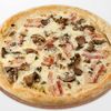 Фото к позиции меню Пицца Сыр, бекон, грибы и фирменный соус для корочек