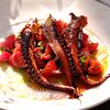 Фото к позиции меню Щупальца осьминога с салатом из помидоров, оливок и красного лука