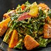 Фото к позиции меню Горячий салат с лососем и цитрусовым соусом