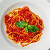 Фото к позиции меню Спагеттони с помидорами и базиликом