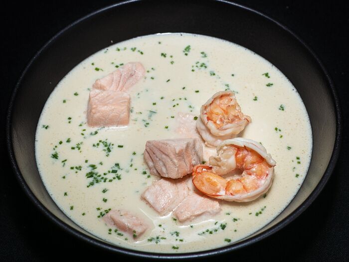 Сырно-сливочный суп с лососем и креветками