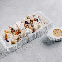 Доска с сырным ассорти, орехами и цветочным медом