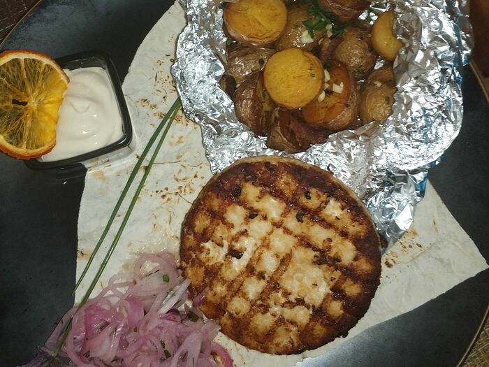 Котлета из говядины с обжаренным картофелем со шкварками