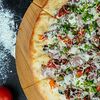 Фото к позиции меню Пицца с луковым кремом, ростбифом и бужениной