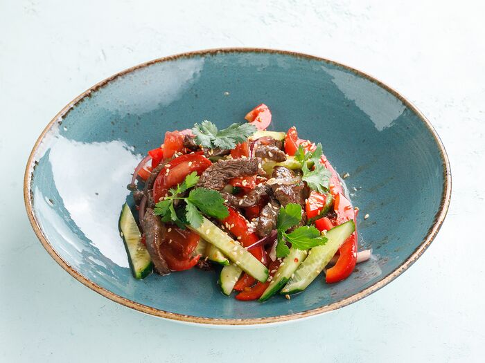 Азиатский салат с говядиной и овощами