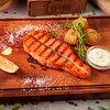 Фото к позиции меню Стейк из лосося с цветной капустой и соусом тартар