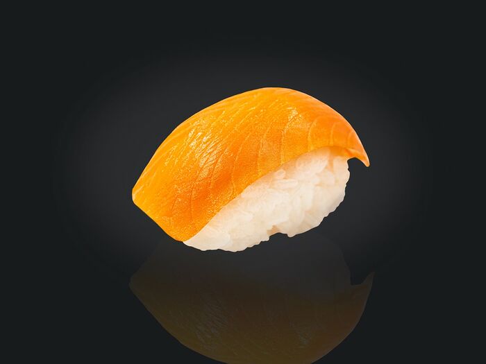 Копченый лосось суши