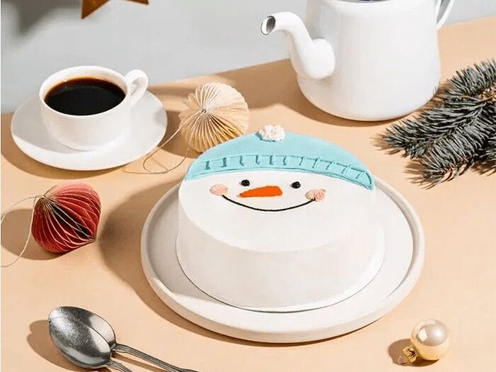 Бенто торт с новогодним декором Снеговик маленький