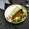 Фото к позиции меню Ролл салат со слабосоленым лососем с сырным кремом и авокадо