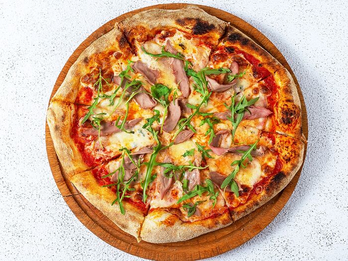 Пицца с уткой, спелой грушей и сыром горгонзола
