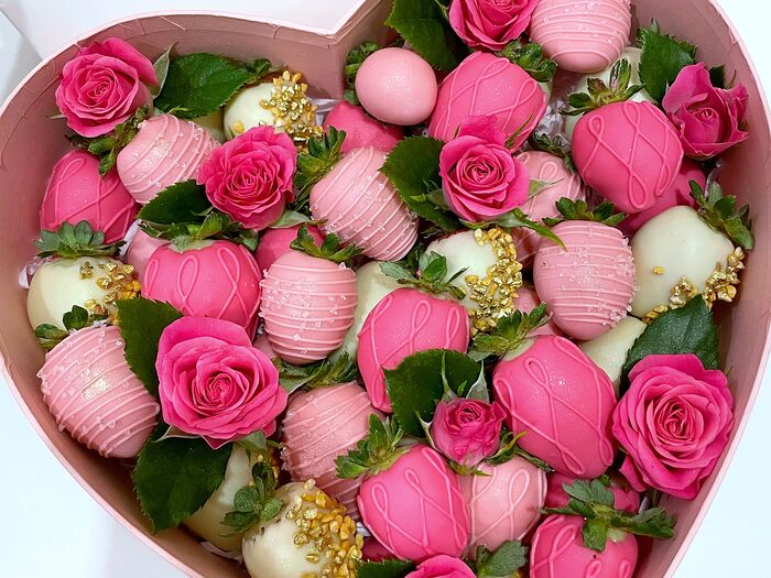 Сердце розовое 24*24 см заполнено клубникой ( 1250 грамм) в белом, розовом и ярко-розовом шоколаде, декор: белые - воздушный рис; розовые-розовые полоски с сахаром; ярко-розовые - узоры. 9 роз