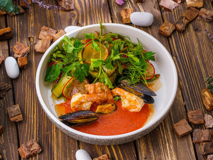 Салат из морепродуктов,овощей и томатной сальсы
