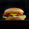 Фото к позиции меню Гамбургер с говяжьей котлетой и чеддером