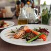 Фото к позиции меню Филе лосося в медовом соусе с овощами