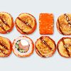 Фото к позиции меню Запеченный сырный ролл с лососем