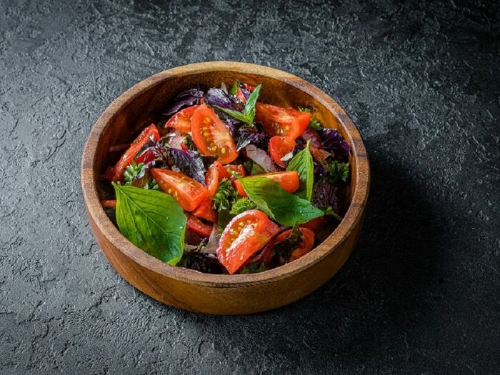 Салат из ароматных томатов с крымским луком и зеленью