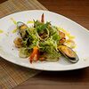 Фото к позиции меню Теплый салат с морепродуктами и соусом манго