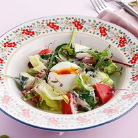 Салат овощной с яйцом пашот