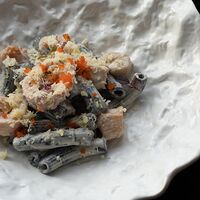 Морепродукты в сливочном соусе и домашней пастой с чернилами каракатицы