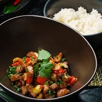 Утка гунбао с кешью, овощами и рисом