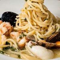 Спагетти с морепродуктами в винном соусе