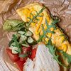 Фото к позиции меню Французкий омлет с сырным соусом и зеленым салатом с беконом