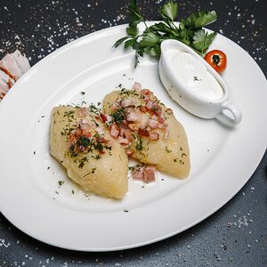 Цеппелины с мясом, шкварками и сметаной