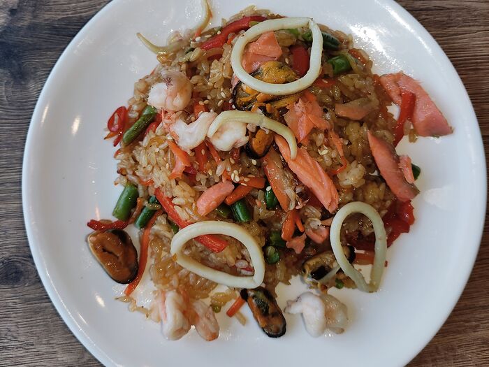 Рис с морепродуктами и овощами в соусе терияки